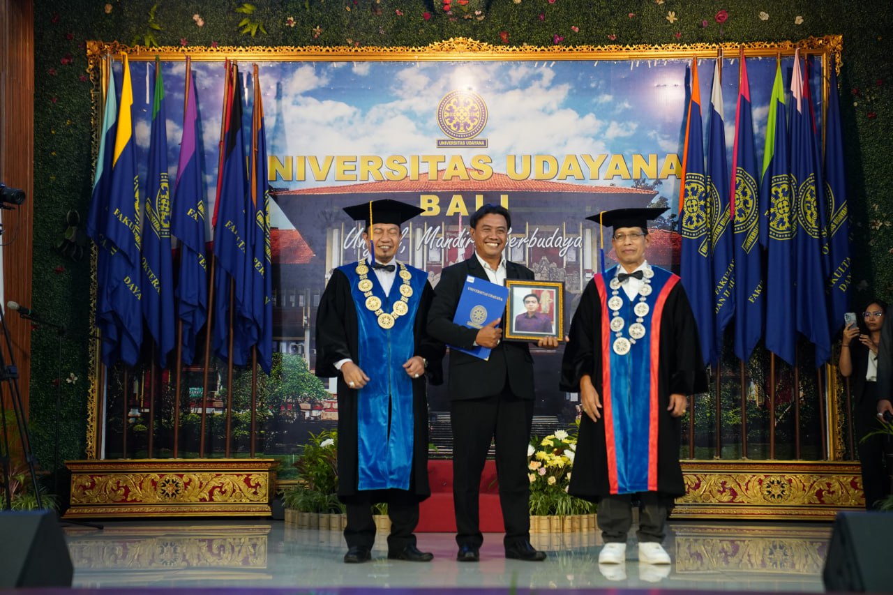 Rektor Unud Lepas 1.081 Wisudawan Di Wisuda Ke-168, Ijazah Salah Satu Wisudawan Diserahkan Pada Orang Tua
